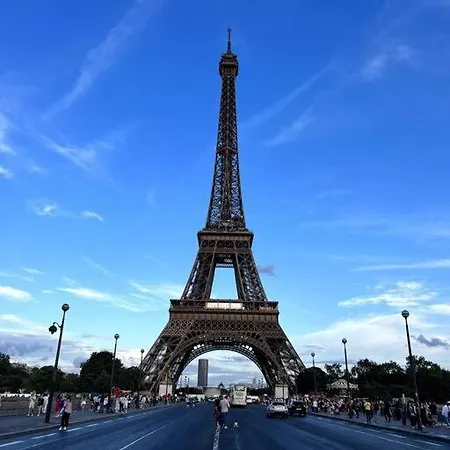Tour Eiffel - Vue Imprenable Au-dessus Des Toits, Balcon *
