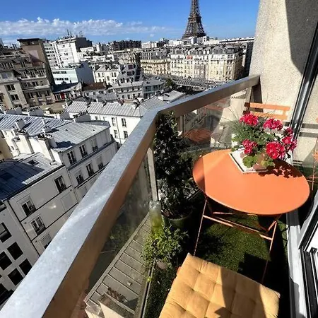 Tour Eiffel - Vue Imprenable Au-dessus Des Toits, Balcon Paris
