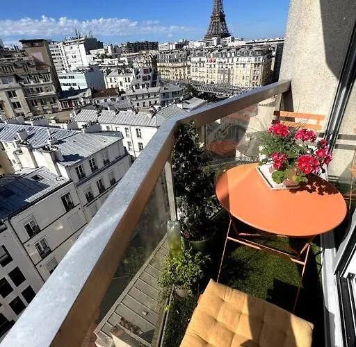 Tour Eiffel - Vue Imprenable Au-dessus Des Toits, Balcon Paris