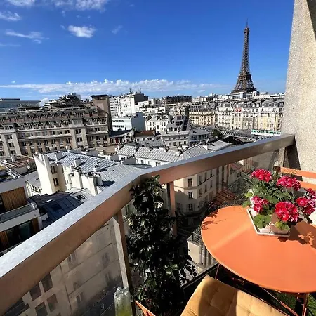 Tour Eiffel - Vue Imprenable Au-dessus Des Toits, Balcon